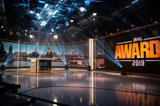 Programledare Sanny Lindström och Björn Oldeén, Cmore