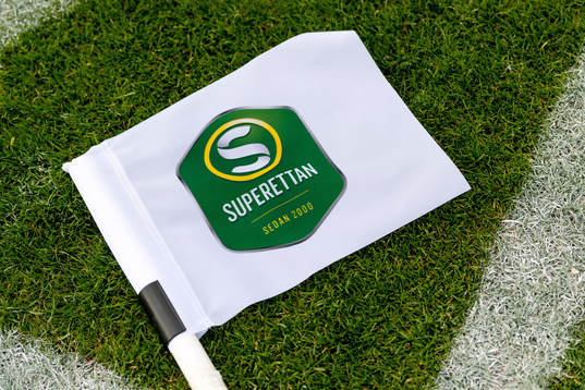 Flagga på gräset före fotbollsmatchen i Superettan