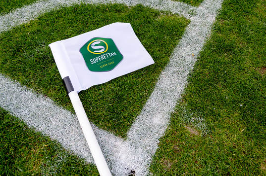Flagga på gräset före fotbollsmatchen i Superettan