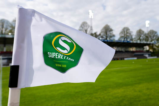 Flagga före fotbollsmatchen i Superettan mellan Halmstad