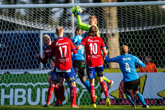 Östers målvakt Robin Malmkvist med en räddning