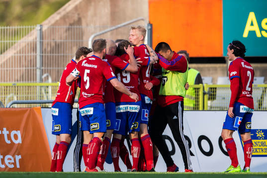 Östers Liridon Silka jublar med lagkamrater