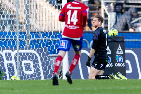 Halmstads målvakt Malkolm Nilsson deppar
