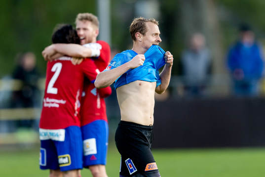 Halmstads Joel Allansson deppar och Östers Mattias Pavic