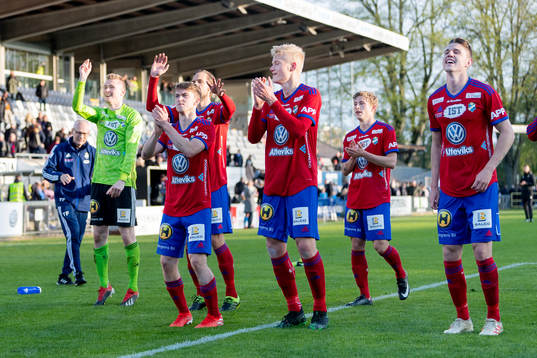 Östers spelare jublar