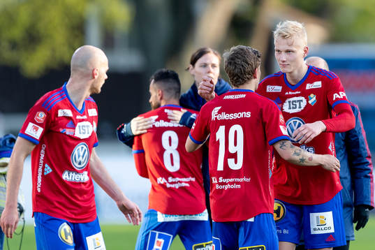 Östers spelare jublar