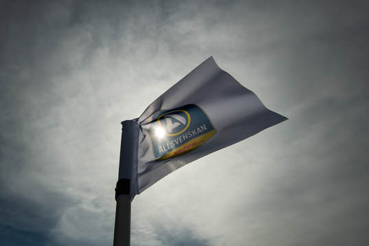 En hörnflagga med Allsvenskans logotyp