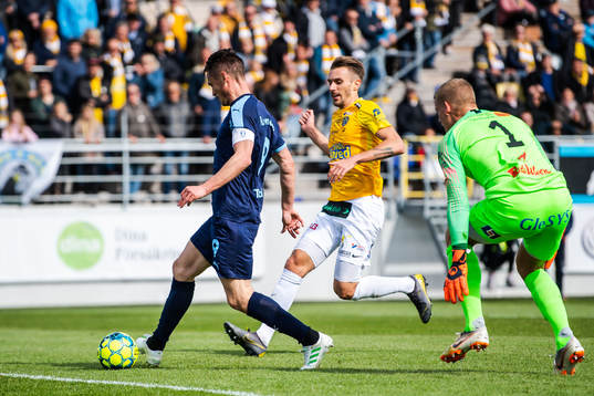 Malmö FFs Markus Rosenberg gör 0-2 bakom Falkenbergs