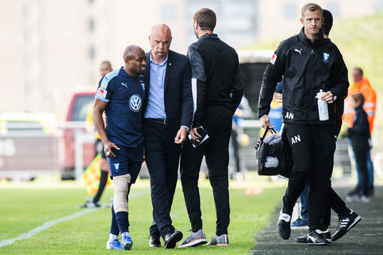 Malmö FFs Fouad Bachirou får hjälp av tränare Uwe