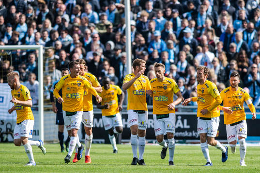 Falkenbergs Karl Söderström jublar med lagkamrater