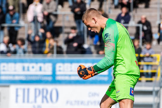 Falkenbergs målvakt Johan Brattberg jublar