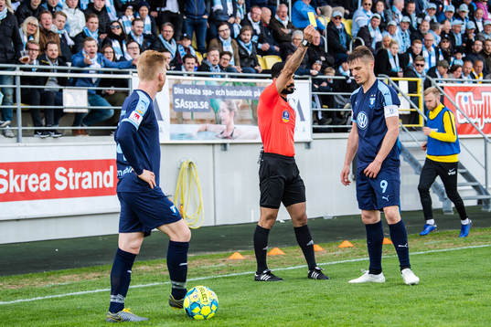 Malmö FFs Markus Rosenberg tilldelas en varning av domare