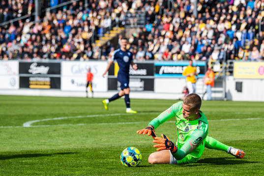 Falkenbergs målvakt Johan Brattberg med en räddning