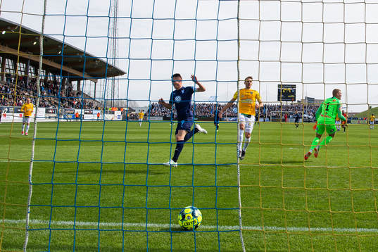 Malmö FFs Markus Rosenberg gör 0-2 bakom Falkenbergs