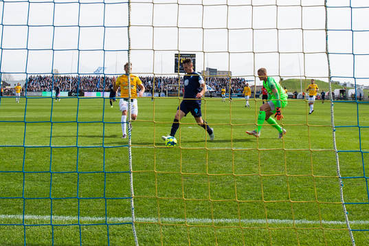 Malmö FFs Markus Rosenberg gör 0-2 bakom Falkenbergs