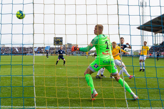 Malmö FFs Markus Rosenberg gör 0-1 bakom Falkenbergs