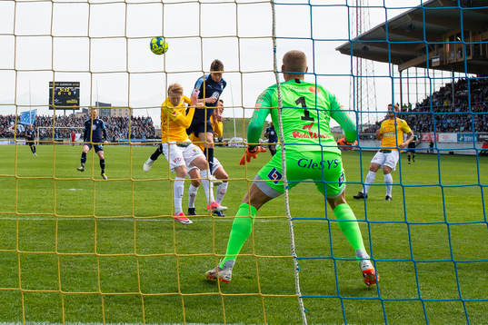Malmö FFs Markus Rosenberg gör 0-1 bakom Falkenbergs