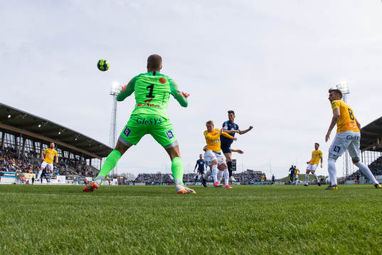 Malmö FFs Markus Rosenberg gör 0-1 bakom Falkenbergs