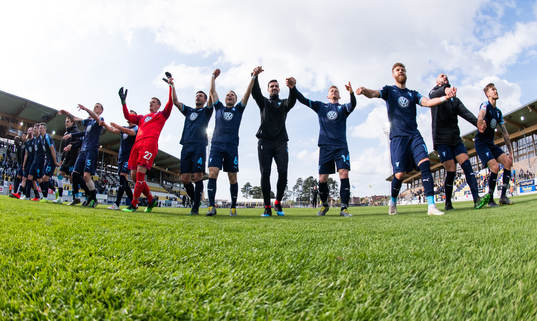 Malmö FFs spelare tackar jublar och tackar fansen
