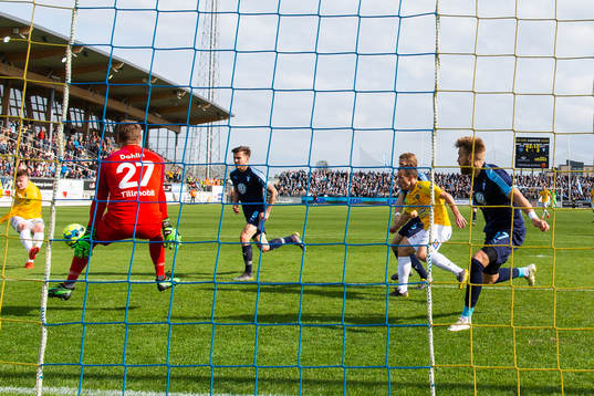 Malmö FFs Johan Dahlin med en räddning