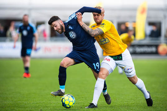 Malmö FFs Erdal Rakip och Falkenbergs Marcus Klingenberg