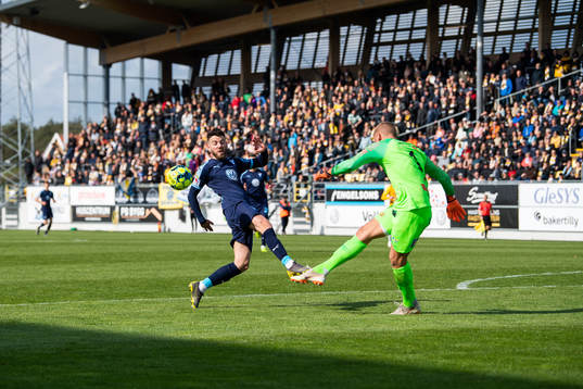 Malmö FFs Erdal Rakip och Falkenbergs målvakt Johan