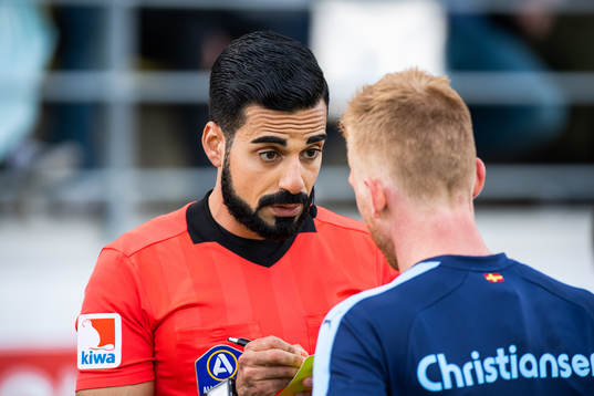 Domare Mohammed Al-Hakim i diskussion med Malmö FFs Anders