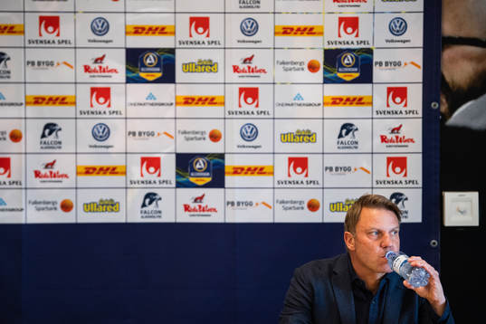 Falkenbergs tränare Hasse Eklund dricker