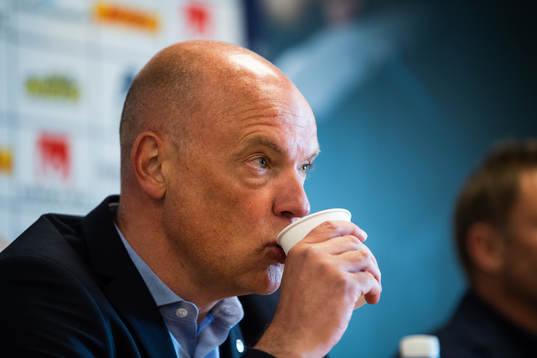 Malmö FFs tränare Uwe Rösler dricker kaffe