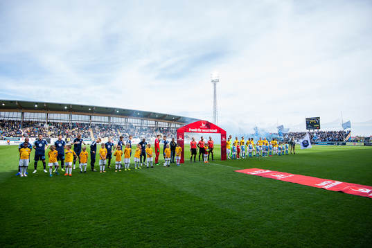 Malmö FFs och Falkenbergs spelare vid line-up