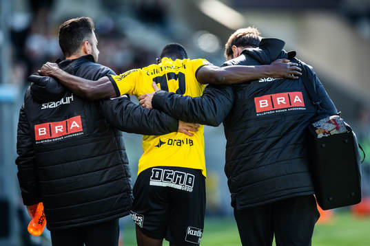 Häckens Godswill Ekpolo får hjälp av planen