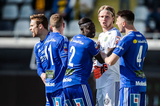Sundsvalls målvakt William Eskelinen jublar med lagkamrater