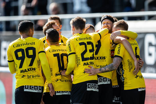 Häckens Alexander Jeremejeff jublar med lagkamrater