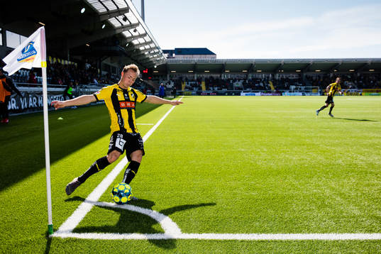 Häckens Adam Andersson slår en hörna