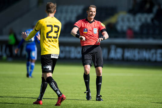 Häckens Viktor Lundberg diskuterar med domare Andreas