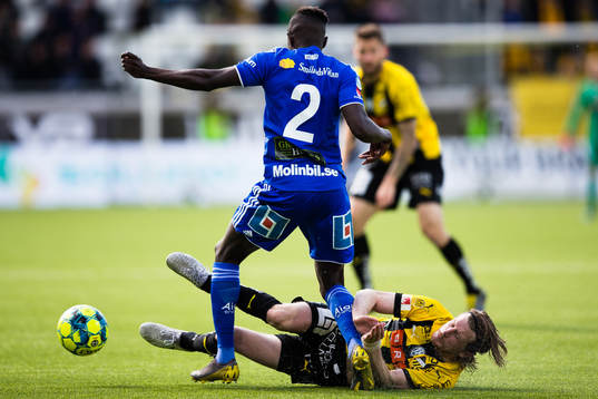 Häckens Erik Friberg glidtacklat Sundsvalls Pa Konate