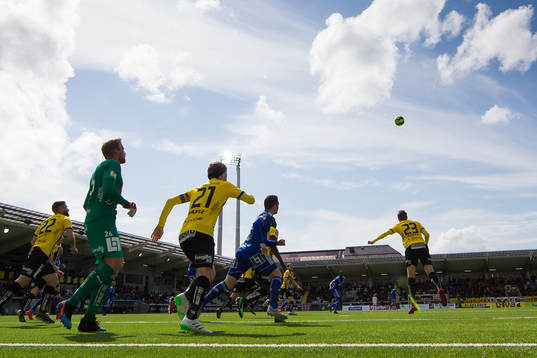 Häckens Viktor Lundberg rensar bort bollen ur eget