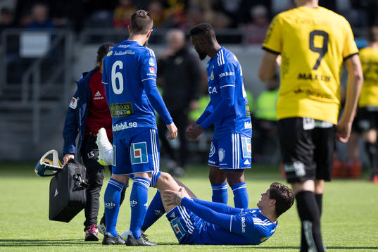 Sundsvalls David Batanero liggande med skada