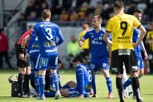 Sundsvalls David Batanero liggande med skada