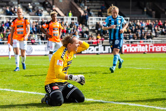 Kristianstads målvakt Brett Elisabeth Maron har ont