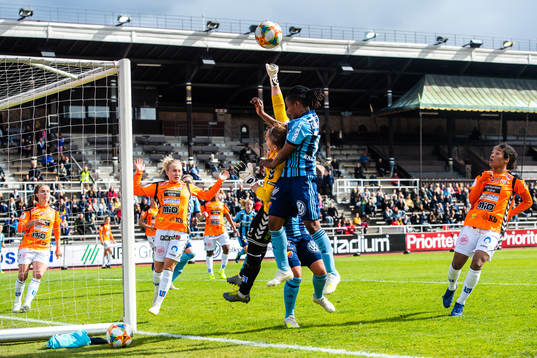 Djurgårdens Ogonna Chukwudi i en kamp mot Kristianstads