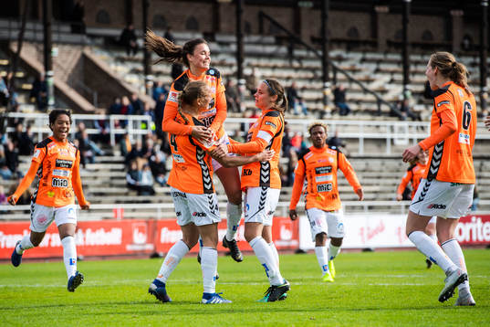 Kristianstads Therese Ivarsson jublar med lagkamrater