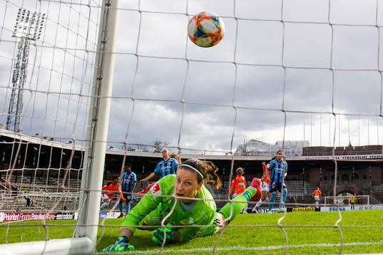 Djurgårdens målvakt Gudbjörg Gunnarsdottir deppar