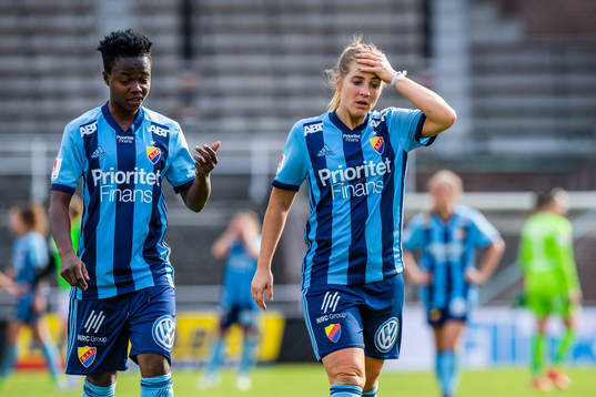 Djurgårdens Portia Boakye och Irma Helin  deppar