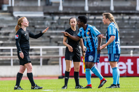 Djurgårdens Portia Boakye och Ingibjörg Sigurdadottir i