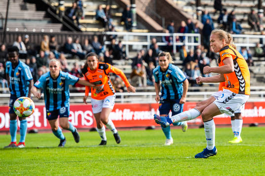 Kristianstads Therese Ivarsson gör 0-2 på straff