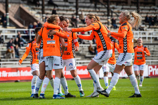 Kristianstads spelare jublar med Therese Ivarsson