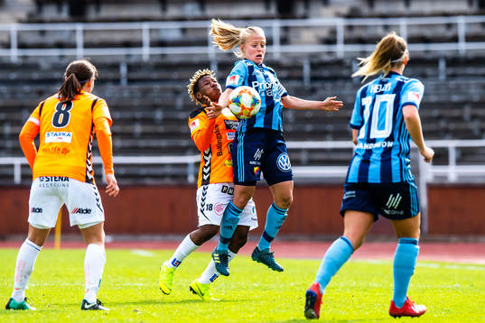 Kristianstads Rita Chikwelu och Djurgårdens Mia Jalkerud