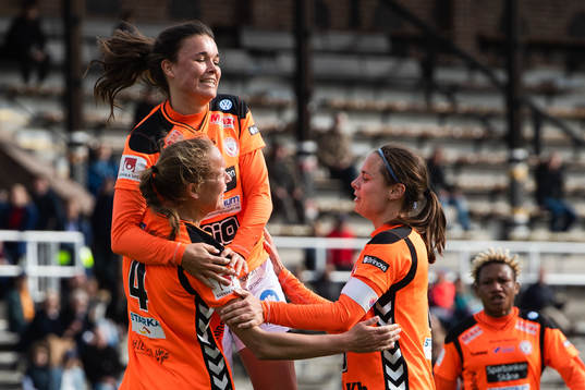 Kristianstads Anna Welin jublar med Therese Ivarsson