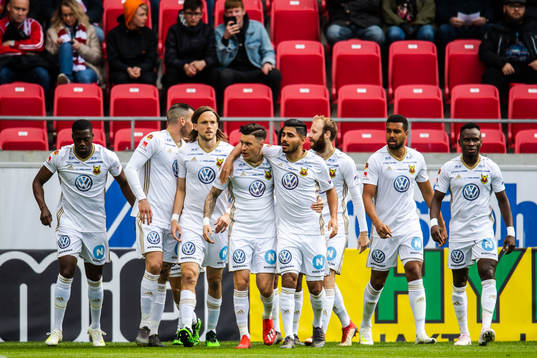 Östersunds Dino Islamovic jublar med lagkamrater